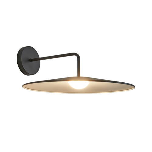 TITA I arbotante LED negro con brazo y pantalla plana tipo disco encendida, fondo blanco – Lámpara de Diseño Báez Lumina