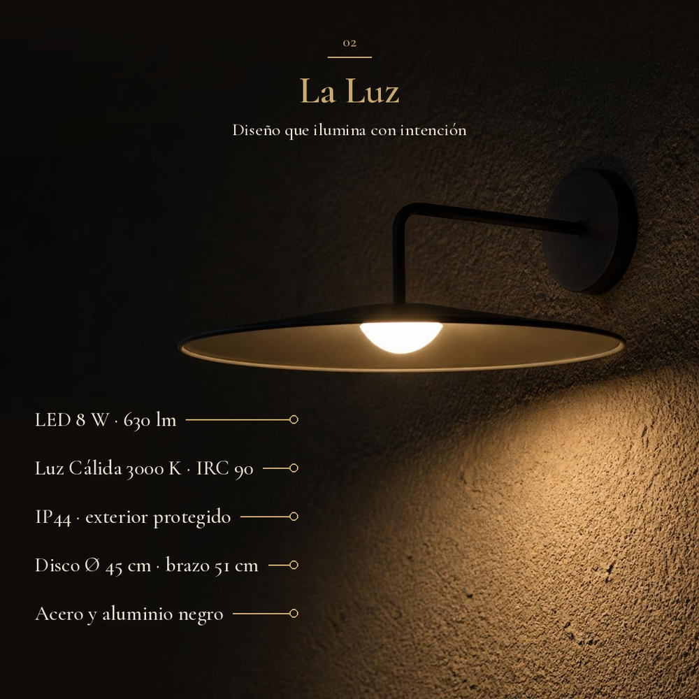 Acercamiento de TITA I encendido de noche: LED 8 W, 630 lm, 3000 K, IRC 90, IP44, disco de 45 cm y brazo de 51 cm