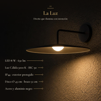 Acercamiento de TITA I encendido de noche: LED 8 W, 630 lm, 3000 K, IRC 90, IP44, disco de 45 cm y brazo de 51 cm