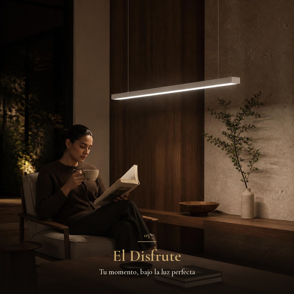 Mujer leyendo en sillón bajo VENATI encendida