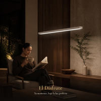 Mujer leyendo en sillón bajo VENATI encendida