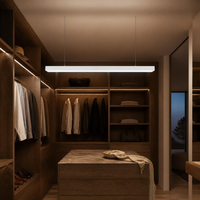 VENATI iluminando vestidor con isla de madera