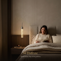 mujer leyendo en la cama junto a la luz cálida de VETRO I