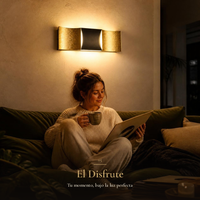 Mujer con té y un disco de vinilo en sofá verde bajo VIPERA WALL II encendido de noche