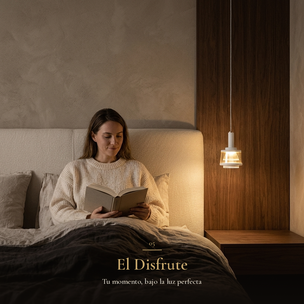 mujer leyendo en la cama junto a la luz cálida de VIRGIS I