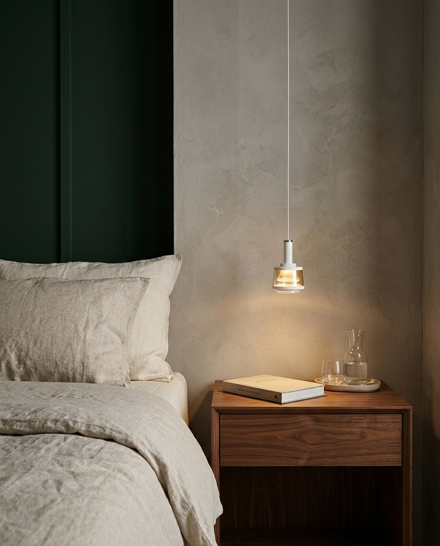 VIRGIS I — Junto a la cama