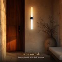 VOTIVA II encendido junto a puerta de madera en recibidor