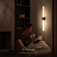 Mujer leyendo en sillón bajo VOTIVA II encendido