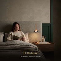 mujer leyendo en la cama junto a la luz cálida de ZAVI II